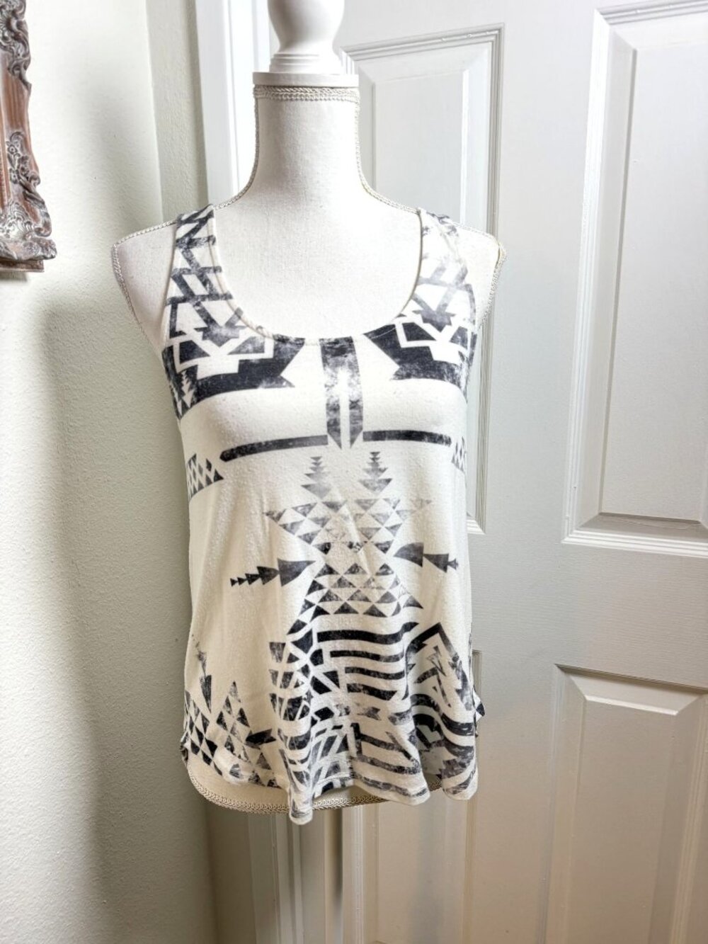 Elodie White Black Tank Native Graphic Print Size XS Scoop Back Ladder Straps